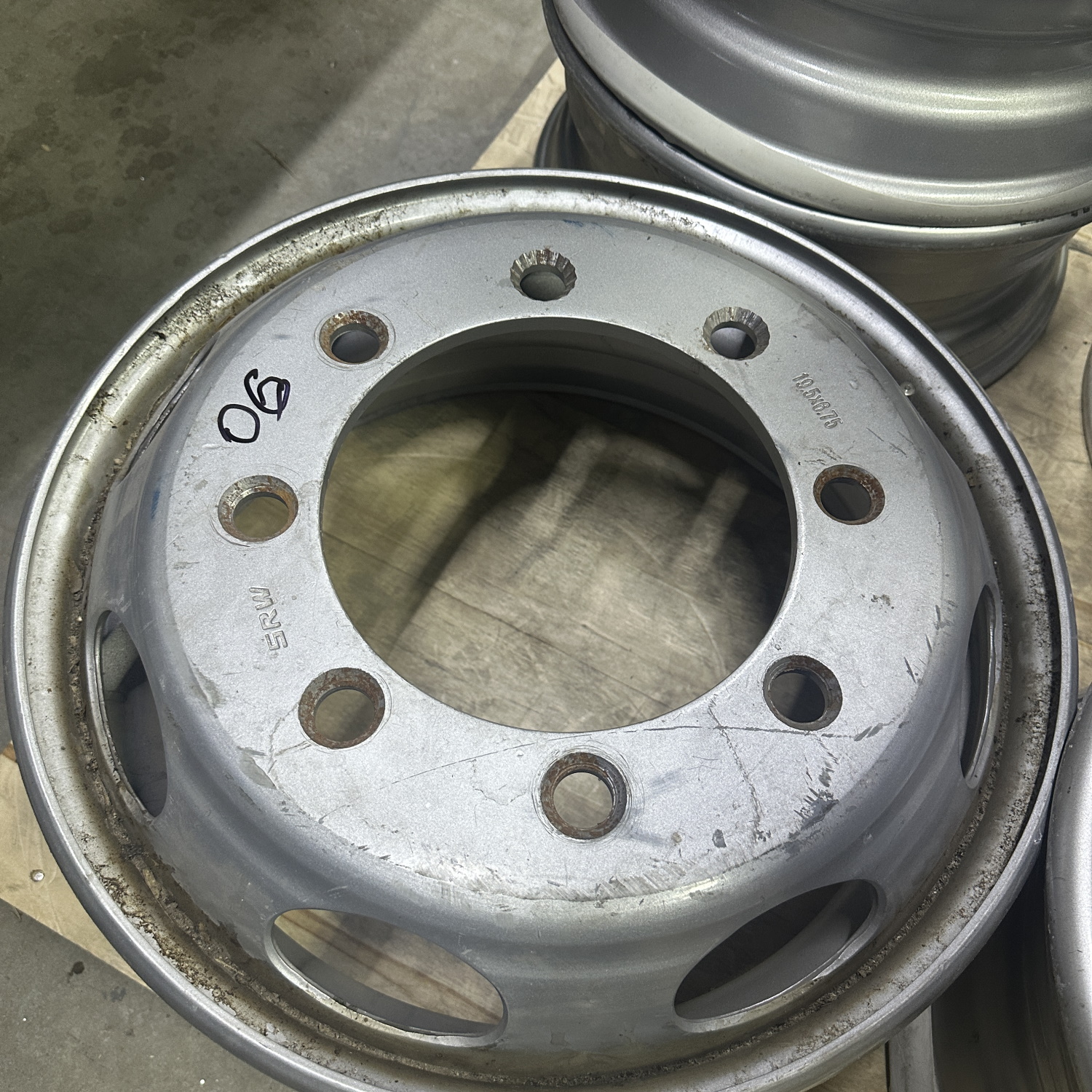 Диск колёсный R19.5x6.75 Mercedes не красивая фаска DSC_031568